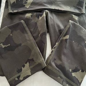 Lululemon Athletica camo capri length leggings. Size 4